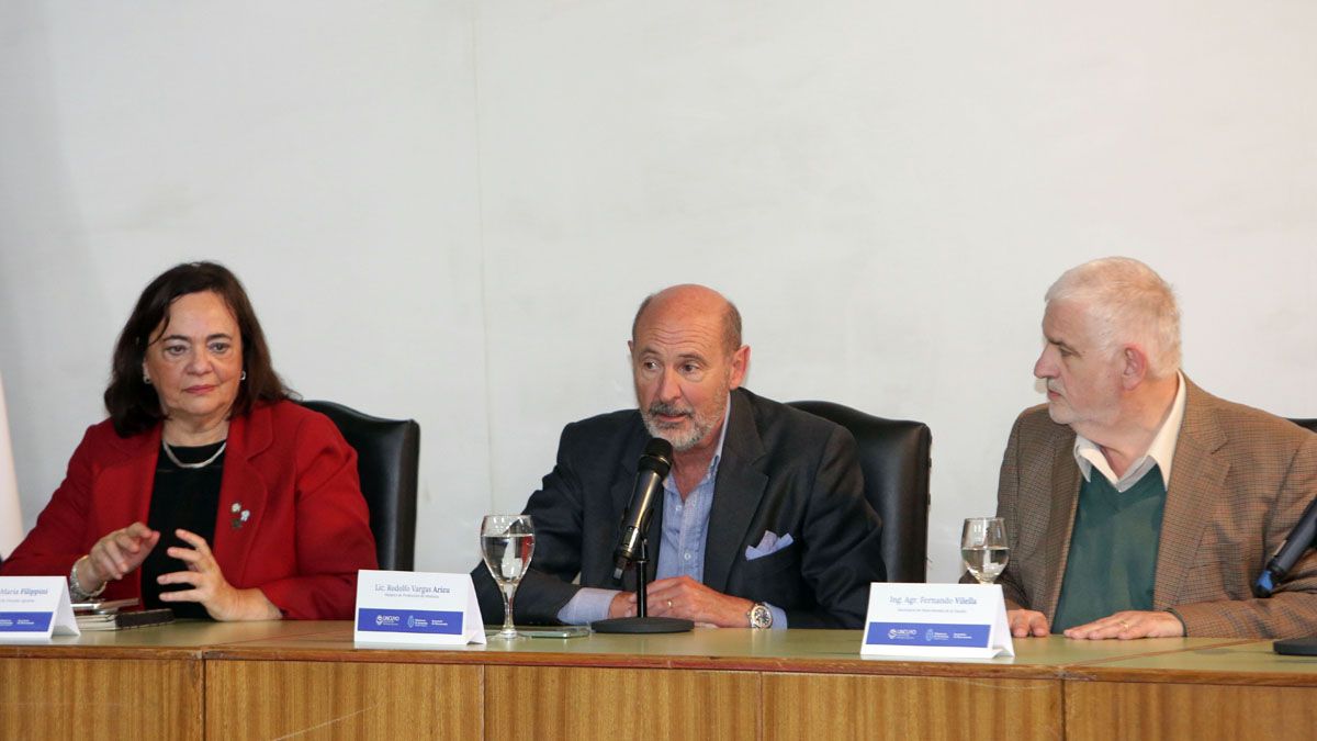 Rodolfo Vargas Arizu con la decana de la Facultad de Ciencias Agrarias, María Filippini y el secretario de Bioeconomía de la Nación, Fernando Vilella.