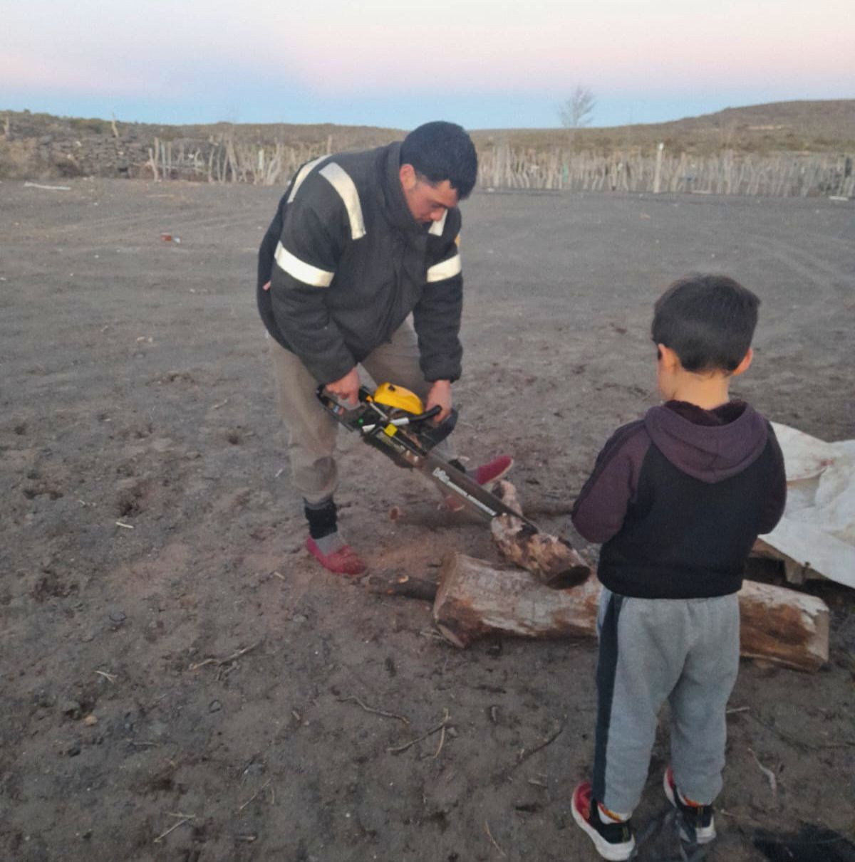 Thiago tiene 5 años pero ya conoce a la perfección las tareas del campo. Thiago tiene 5 años pero ya conoce a la perfección las tareas del campo.