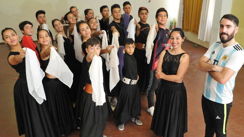 Gauchos solidarios ayudan a una mujer que fue golpeada