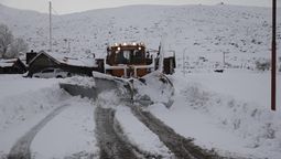 Vialidad provincial trabaja en los caminos liberando las trazas tapadas de nieve.