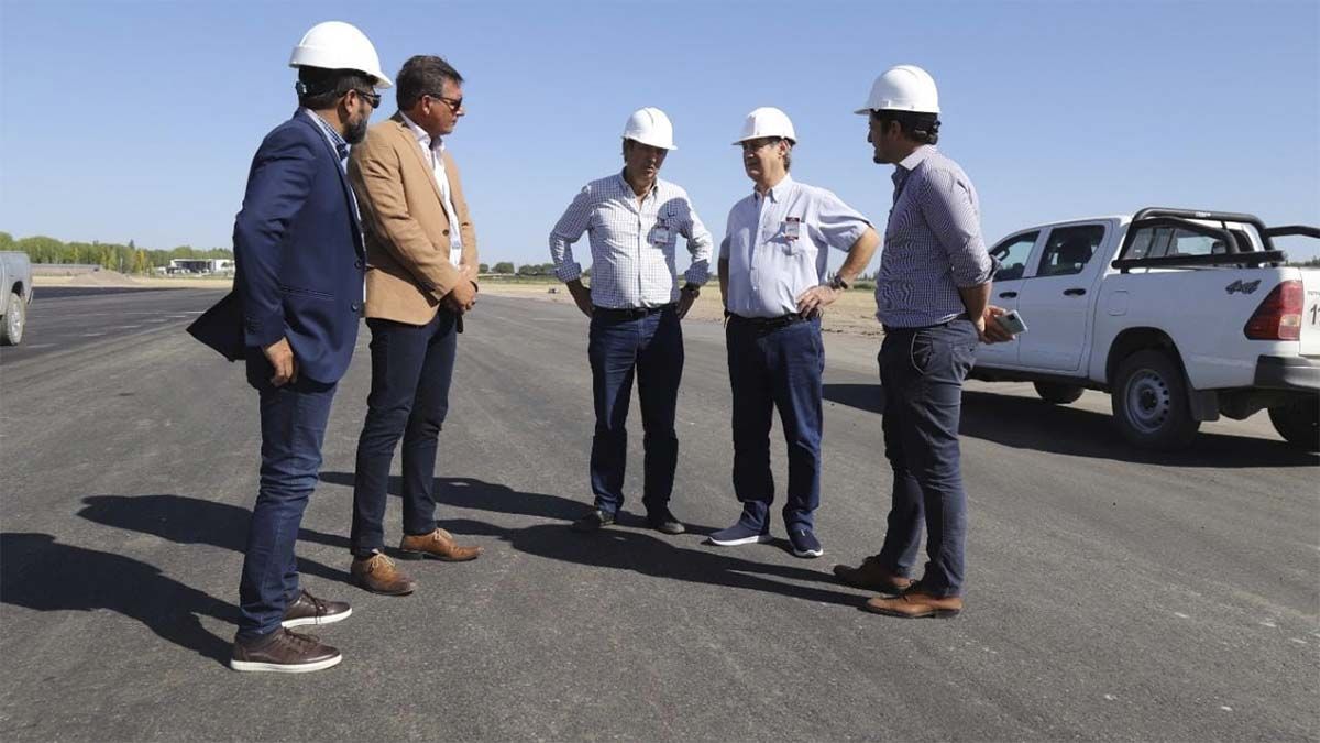 Emir y Omar Félix con autoridades del aeropuerto de San Rafael y empresarios turísticos en una recorrida por la obra.