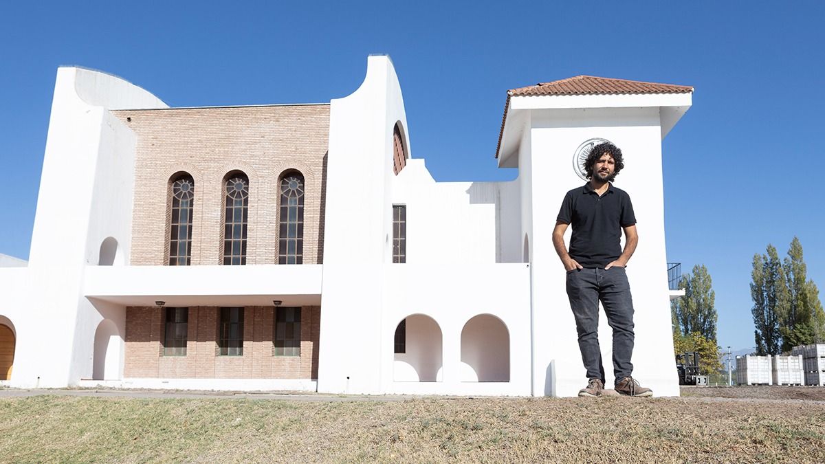 La función de Andrés es hacer proyectos destinos al cuidado del medio ambiente en Avinea. La función de Andrés es hacer proyectos destinos al cuidado del medio ambiente en Avinea.