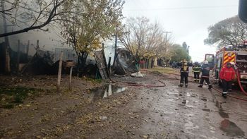 Un incendio destruyó una vivienda en Luján de Cuyo a pesar de la intervención de Bomberos