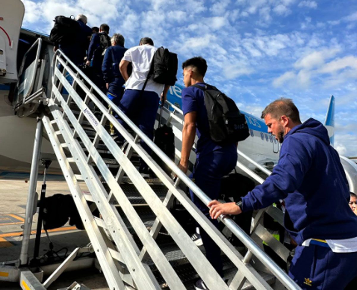 Mariano Herrón sube al avión que lleva a Boca a su debut en la Copa Libertadores