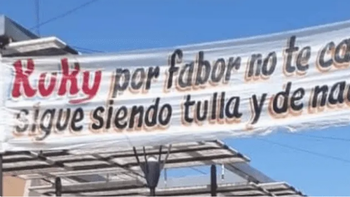 Colgó un pasacalles para evitar un matrimonio y su mensaje 
