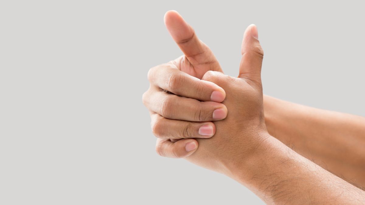 Qué significa el ruido que hacen los dedos de las manos al crujirse