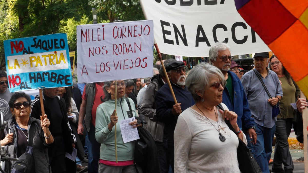 La marcha de los jubilados salió de la plaza San Martín y llegó a la sede del PAMI en Mendoza. La marcha de los jubilados salió de la plaza San Martín y llegó a la sede del PAMI en Mendoza.