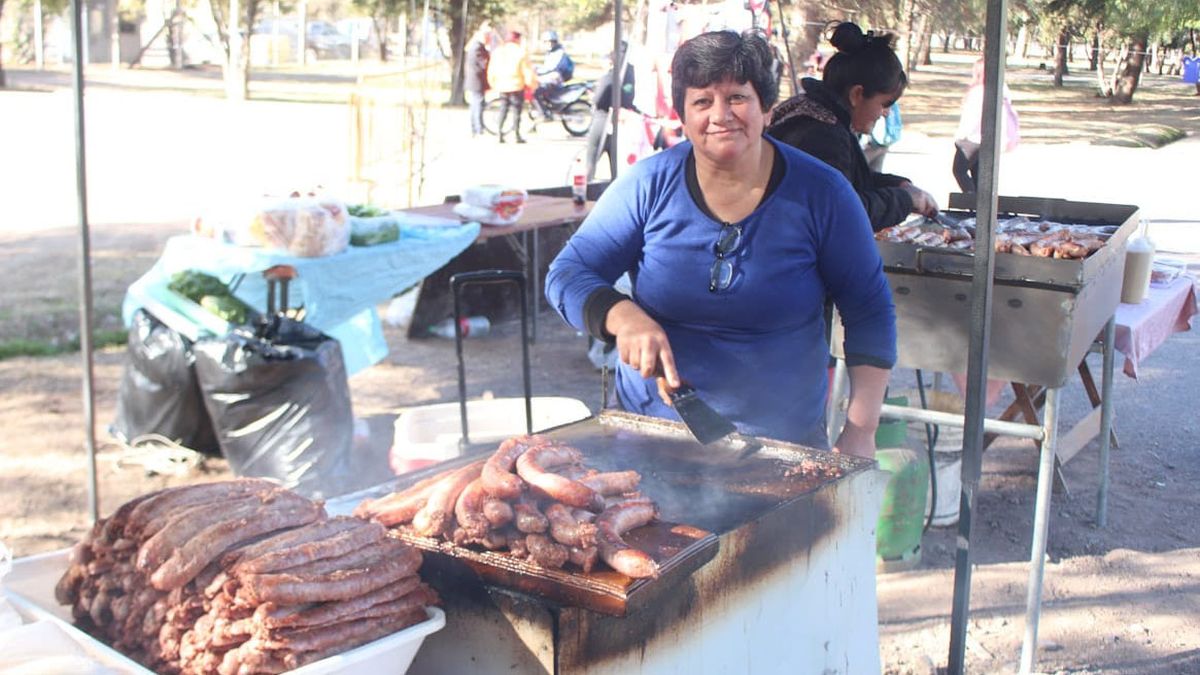 Un clásico de los partidos de fútbol: la venta de choripanes. Un clásico de los partidos de fútbol: la venta de choripanes.
