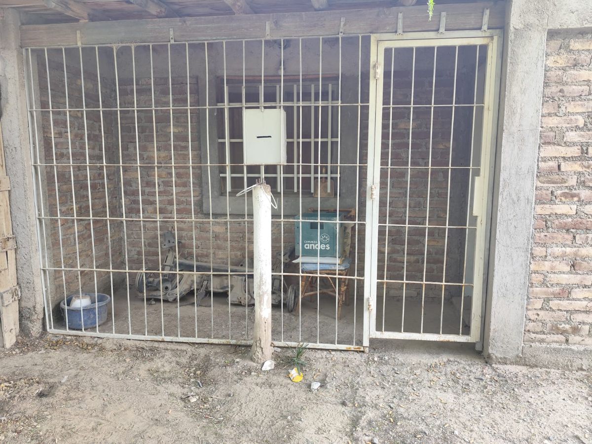 El frente de la casa del señalado por abuso sexual en Las Heras. El frente de la casa del señalado por abuso sexual en Las Heras.