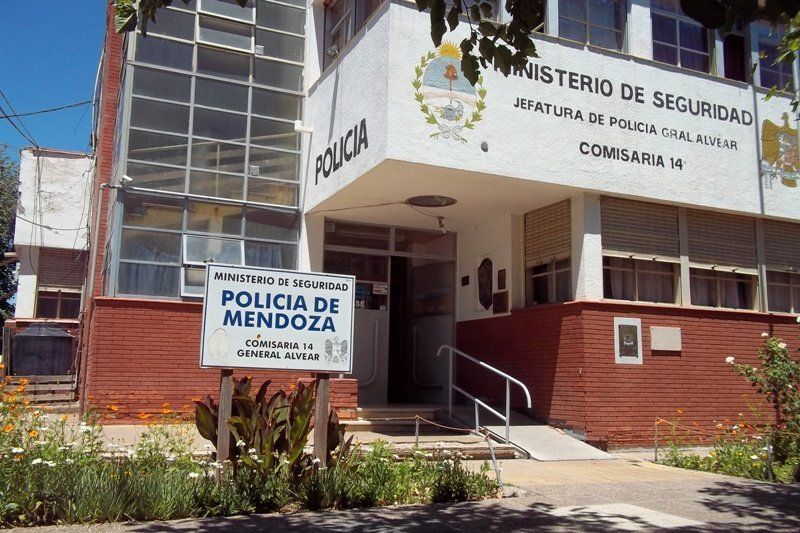 ¡En la cama de mi hija no! Encontró durmiendo a un malhechor y lo agarró a martillazos