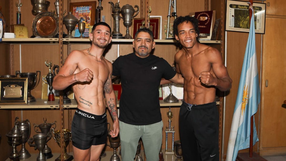 Alfredo Soto, su entrenador Pablo Chacón, y su rival Alexis Bonilla, luego del pesaje en la Federación Mendocina de Box.