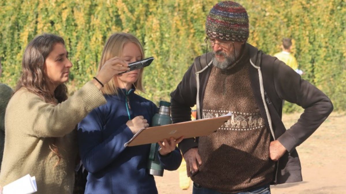 Ana Carolina García (izquierda), del grupo ecologista Forestando, junto a otros vecinos de Sinsacate, provincia de Córdoba, durante una actividad para identificar especies forestales autóctonas (Imagen: Daniela López) Ana Carolina García (izquierda), del grupo ecologista Forestando, junto a otros vecinos de Sinsacate, provincia de Córdoba, durante una actividad para identificar especies forestales autóctonas (Imagen: Daniela López)