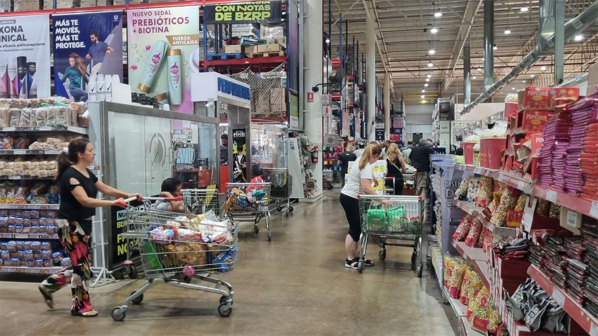Los supermercados y mayoristas llenos de clientes que buscan comprar antes de la devaluación y remarcación de precios.Fotos Paula Jalil.