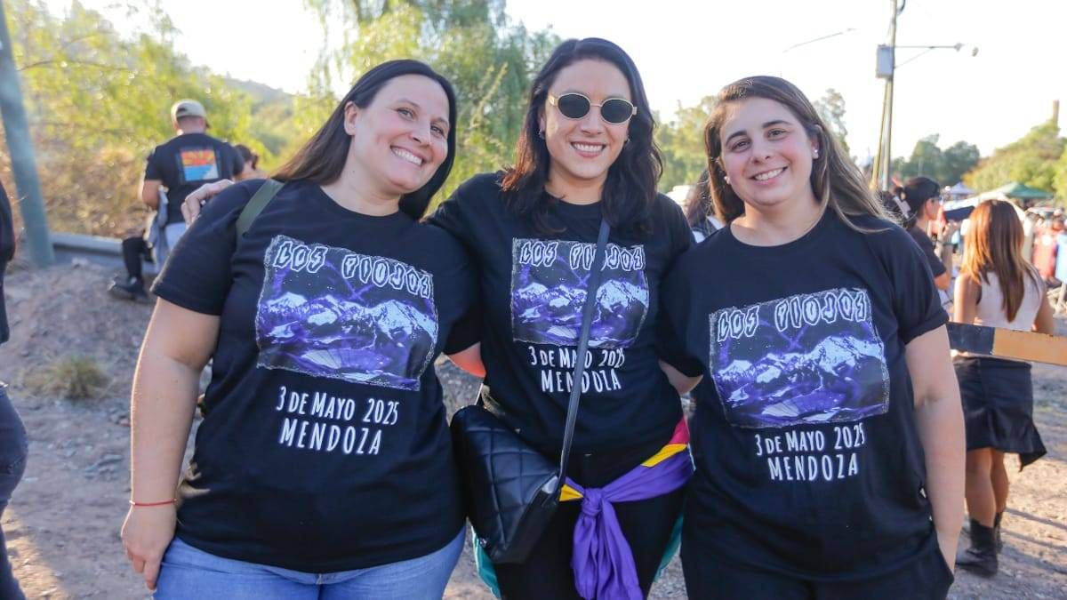 Janet Caballero, Laura Quevedo y Valeria Lagunas: profesionales de la salud y fanáticas de Los Piojos. Fueron las primeras de la fila. Janet Caballero, Laura Quevedo y Valeria Lagunas: profesionales de la salud y fanáticas de Los Piojos. Fueron las primeras de la fila.