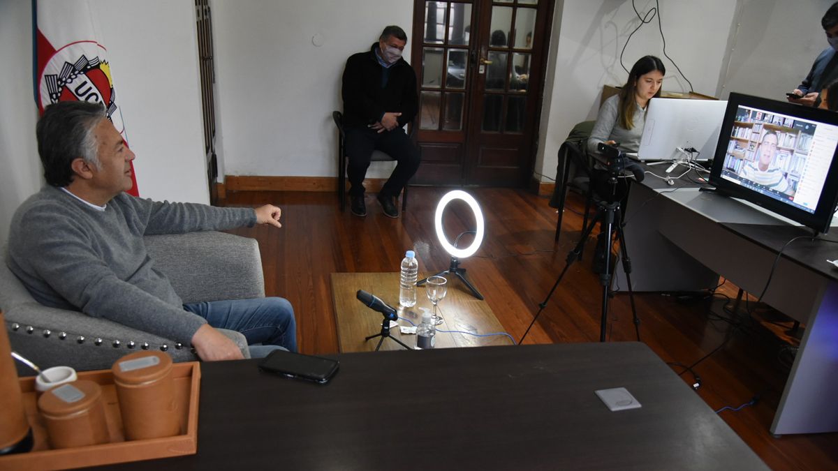 Alfredo Cornejo escucha al polit&oacute;logo Andr&eacute;s Malamud. All&iacute; est&aacute; tambi&eacute;n el intendente de Las Heras, Daniel Orozco.