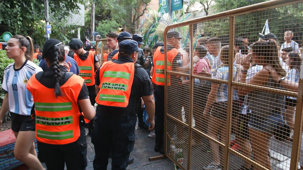 Policía y vallas para contener los festejos.