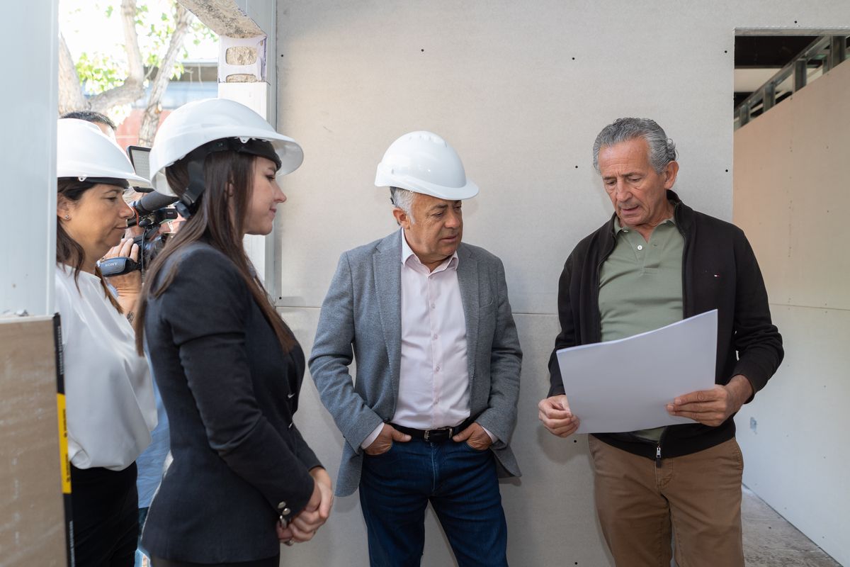 Alfredo Cornejo, la ministra Mercedes Rus, y la subsecretaria de Infraestructura, Marité Baduí en el edificio en el que funcionará el laboratorio de identificación balística. Alfredo Cornejo, la ministra Mercedes Rus, y la subsecretaria de Infraestructura, Marité Baduí en el edificio en el que funcionará el laboratorio de identificación balística.