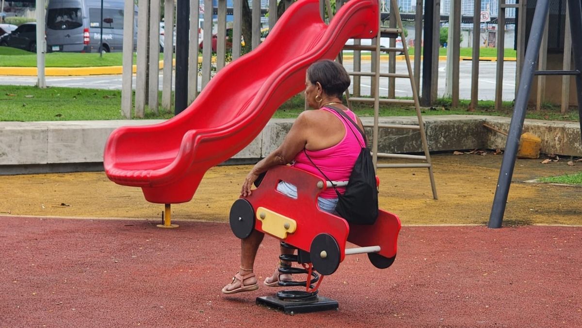 Una mujer piensa vaya a saber en qué bajo la llovizna panameña. Una mujer piensa vaya a saber en qué bajo la llovizna panameña.