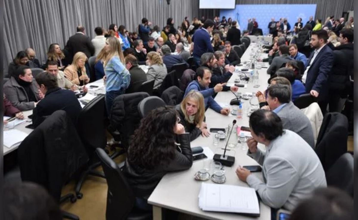 Tras un debate picanate avanzó en comisiones la Ley Bases.