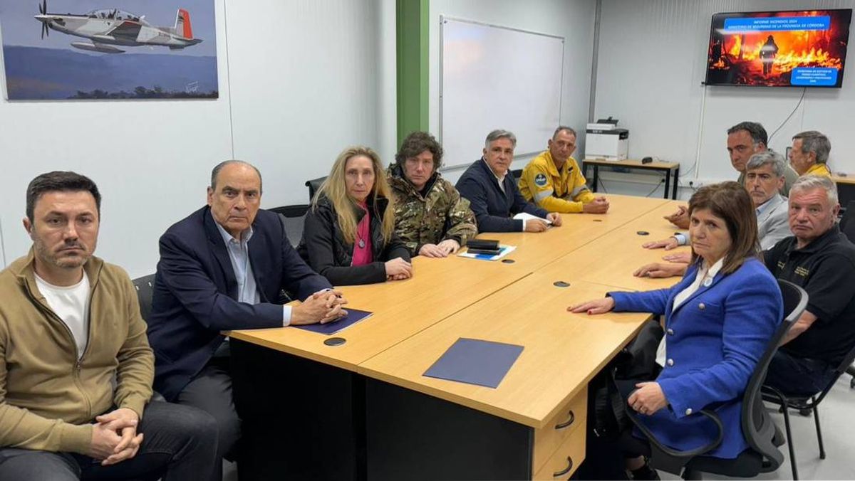 Luis Petri, Guillermo Francos, Karina y Javier Milei y Patricia Bullrich junto al gobernador Martín Llaryora y funcionarios de Córdoba. Luis Petri, Guillermo Francos, Karina y Javier Milei y Patricia Bullrich junto al gobernador Martín Llaryora y funcionarios de Córdoba.
