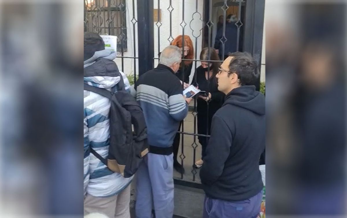 Cientos de mendocinos hicieron fila en el Consultado de España para conseguir la ciudadanía de ese país por la Ley de Nietos.