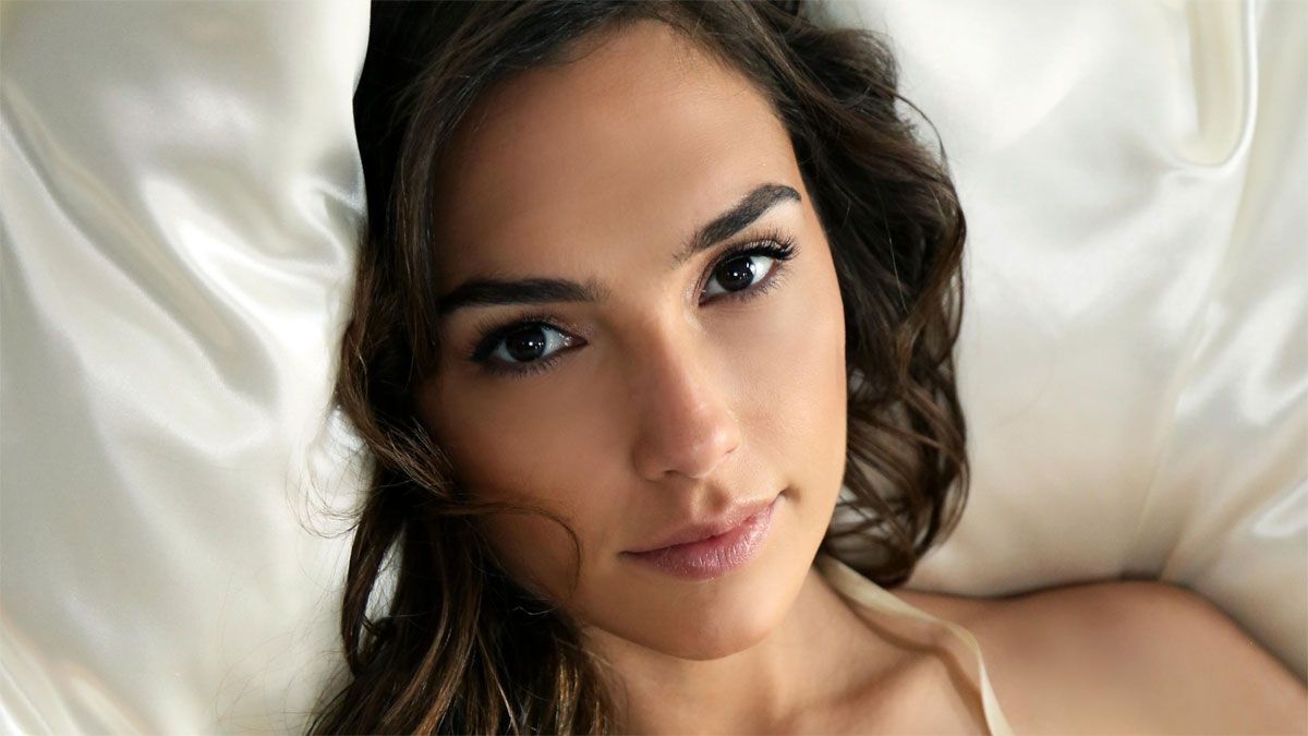 La actriz Gal Gadot la rompe interpretando a la agente Stone en la película de Netflix.