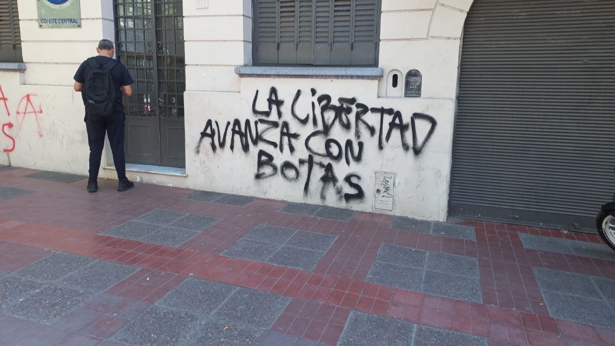 Los mensajes que aparecieron en la sede del Partido Demócrata. Colegas de Mendozatoday compararon las caligrafías, que tienen cierta similitud. Los mensajes que aparecieron en la sede del Partido Demócrata. Colegas de Mendozatoday compararon las caligrafías, que tienen cierta similitud.