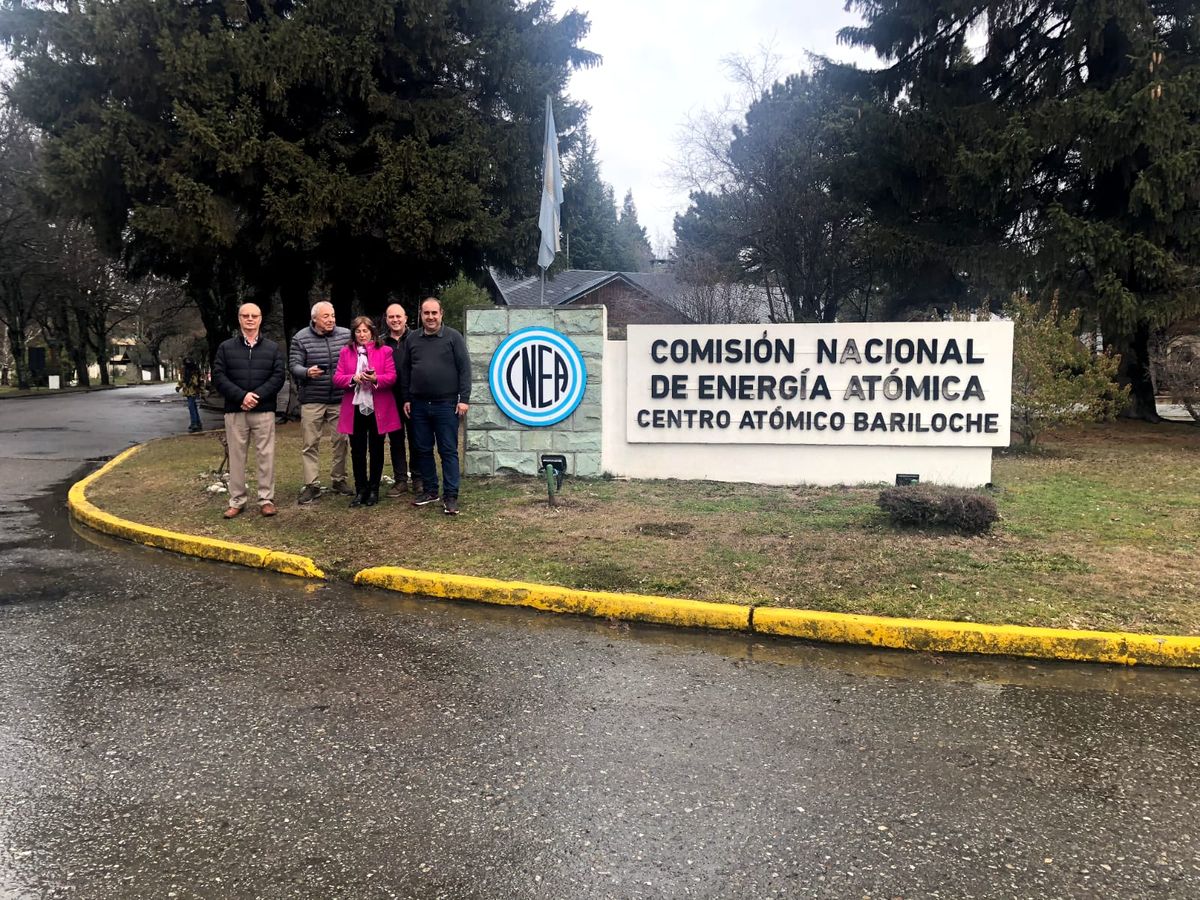 Dirigentes de la FEM y la rectora de la UNCuyo, Esther Sánchez, en el ingreso de la Comisión Nacional de Energía Atómica. Dirigentes de la FEM y la rectora de la UNCuyo, Esther Sánchez, en el ingreso de la Comisión Nacional de Energía Atómica.