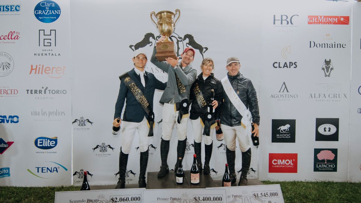 Bautista Maldonado, V&iacute;ctor Manuel Rico y Cruz Aizpur&uacute;a y Facundo Palena, en el podio del Concurso Internacional CSI 1*.