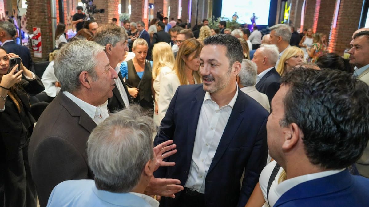 Luis Petri, ministro de Defensa, conversa con Julio Cobos y otros asistentes al Desayuno Real. Fotos: Martín Pravata Luis Petri, ministro de Defensa, conversa con Julio Cobos y otros asistentes al Desayuno Real. Fotos: Martín Pravata