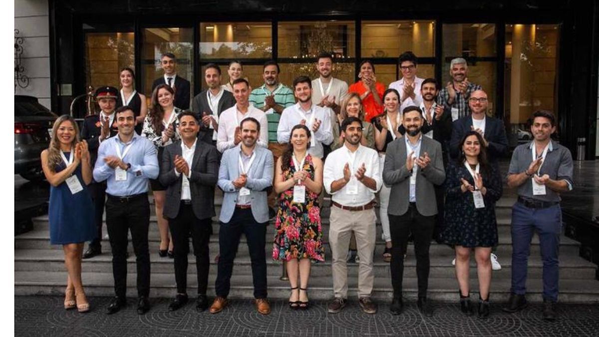 Mónica García -segunda de izquierda a derecha, en la segunda fila- con los demás ganadores y ganadoras del premio Jóvenes mendocinos destacados, otorgado por el Consejo Empresario Mendocino.