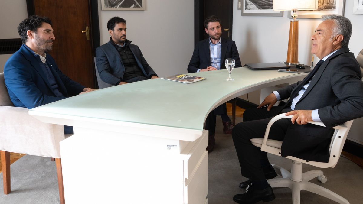 Directivos de Mercado Libre en Casa de Gobierno, con Alfredo Cornejo.