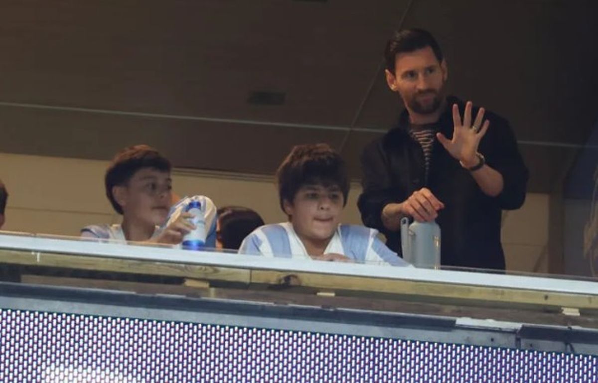 Lionel Messi estuvo en los palcos del Hard Rock Stadium cuando argentina ennfrentó la semana apasada a Venezuela. Para este martes se espera su presencia en la cancha.