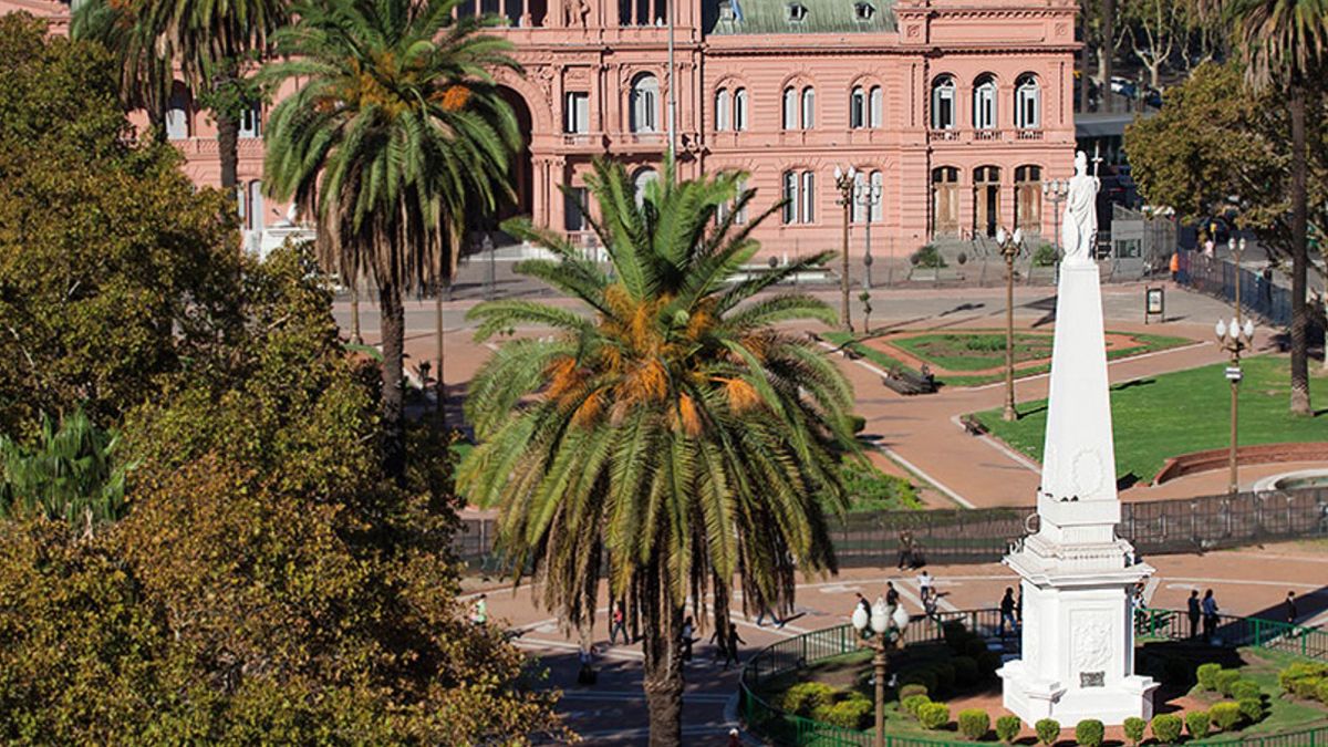 La Plaza de Mayo fue uno de los lugares planificados por el destacado paisajista Carlos Thays La Plaza de Mayo fue uno de los lugares planificados por el destacado paisajista Carlos Thays