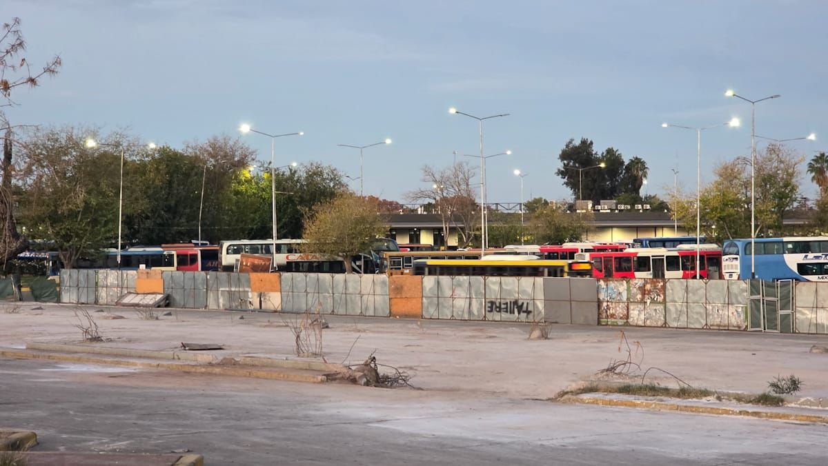 Vista actual del ala oeste de la Terminal de Ómnibus de Mendoza, antes de que se inicie su remodelación. Vista actual del ala oeste de la Terminal de Ómnibus de Mendoza, antes de que se inicie su remodelación.