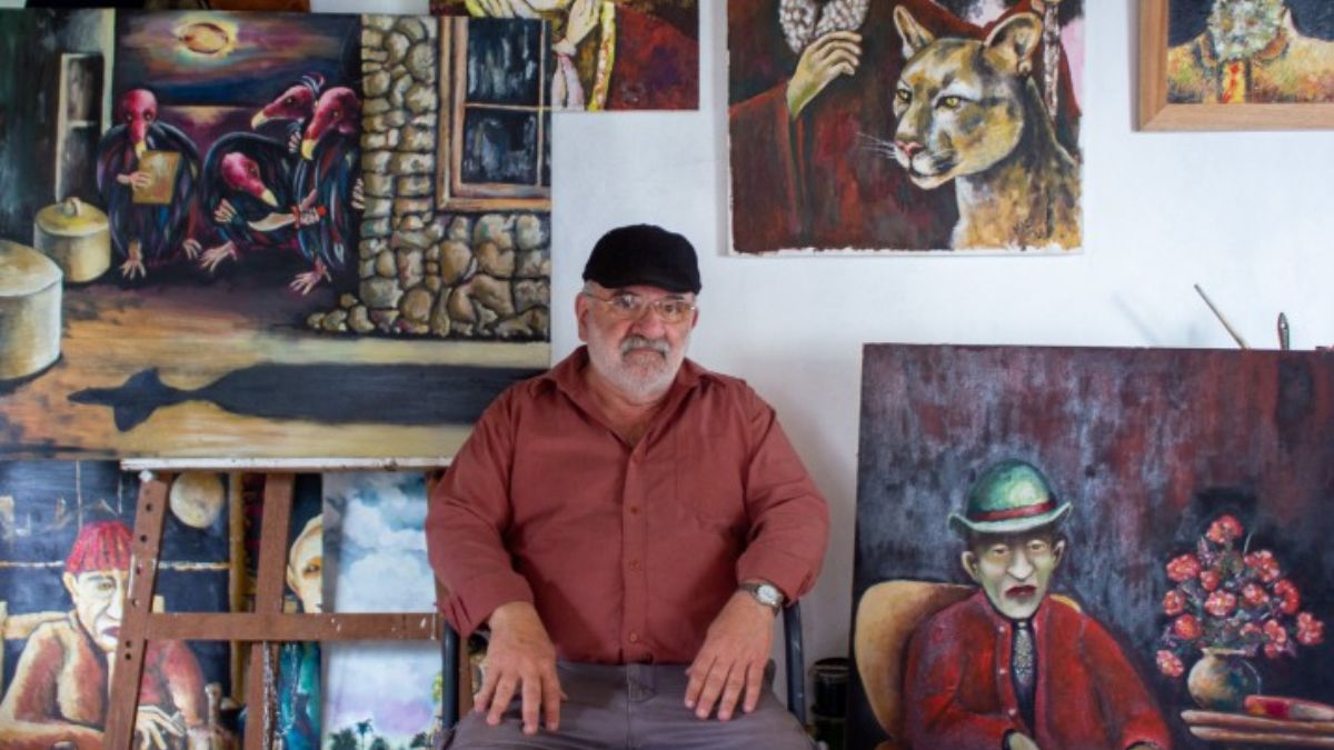 Miguel Ángel Olivera Prieto, en su estudio de arte de Tambores, recuerda cómo los vecinos empezaron a movilizarse cuando se enteraron del proyecto por el diario local (Foto: Ramiro Barreiro / Diálogo Chino) Miguel Ángel Olivera Prieto, en su estudio de arte de Tambores, recuerda cómo los vecinos empezaron a movilizarse cuando se enteraron del proyecto por el diario local (Foto: Ramiro Barreiro / Diálogo Chino)