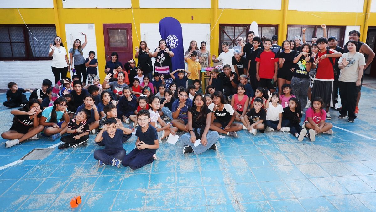 Fundación Grupo América e Independiente Rivadavia entregaron útiles escolares gracias a la solidaridad de los hinchas