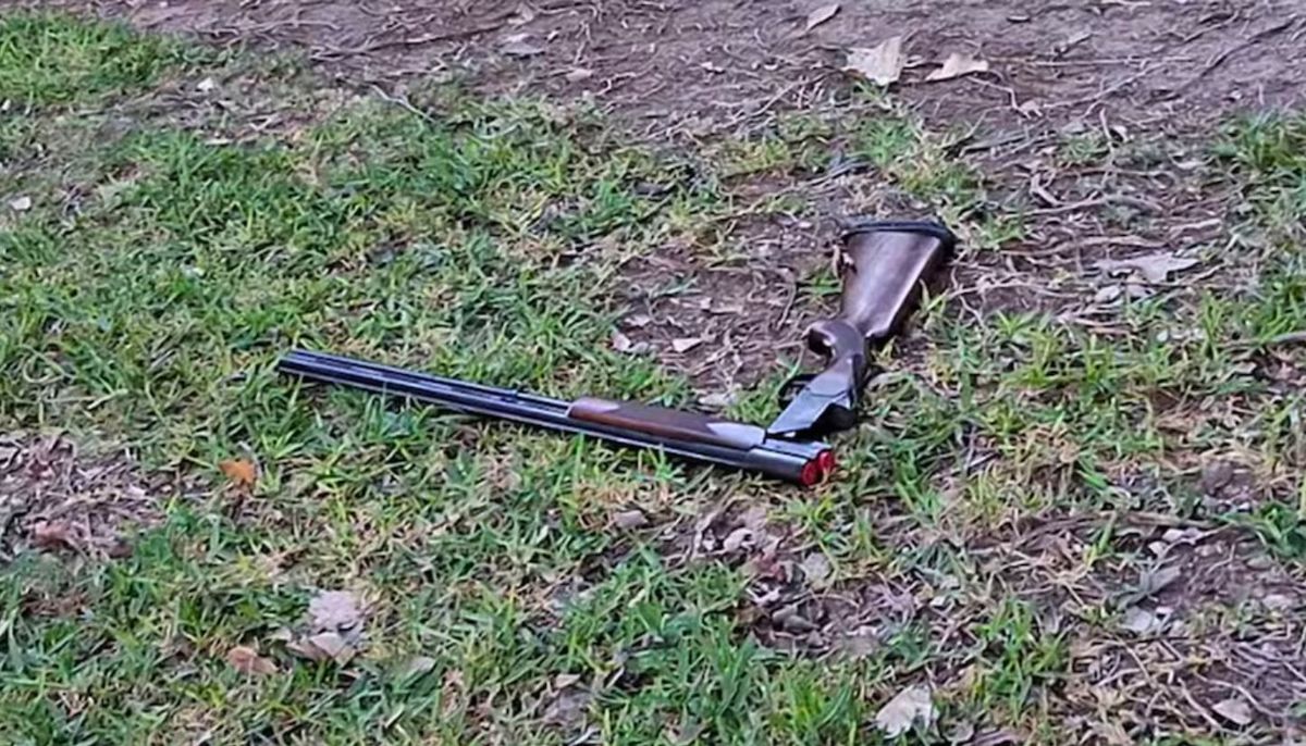 Una escopeta de doble cañón y culata de madera yace sobre el cesped y fue identificada como el arma homicida en el crimen de Ian Cabrera en San Cristóbal. Una escopeta de doble cañón y culata de madera yace sobre el cesped y fue identificada como el arma homicida en el crimen de Ian Cabrera en San Cristóbal.