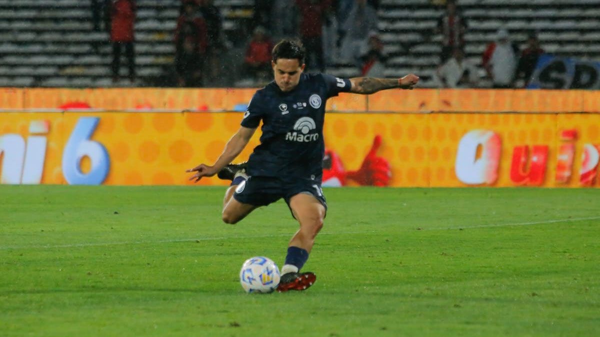 Luciano Gómez marcó el primer penal para la Lepra ante River.