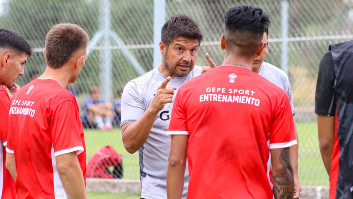 El entrenador Alejadnro Abaurre habla con sus jugadores previo al amistoso con Godoy Cruz.