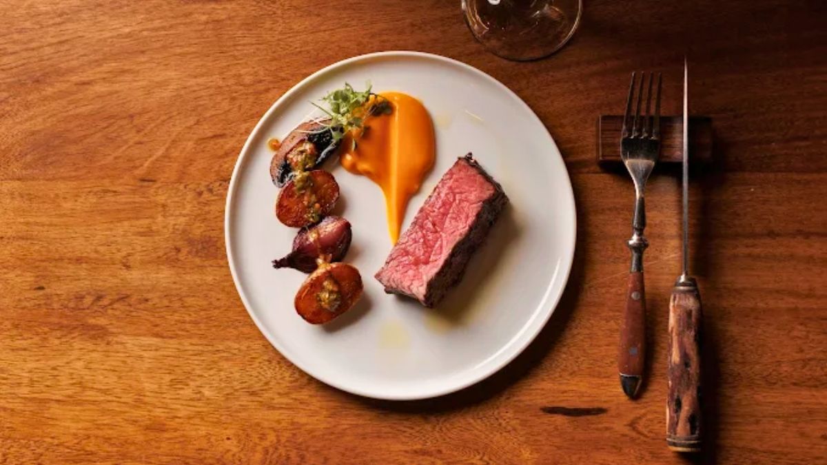 La carne a la parrilla es la especialidad de este bodegón.