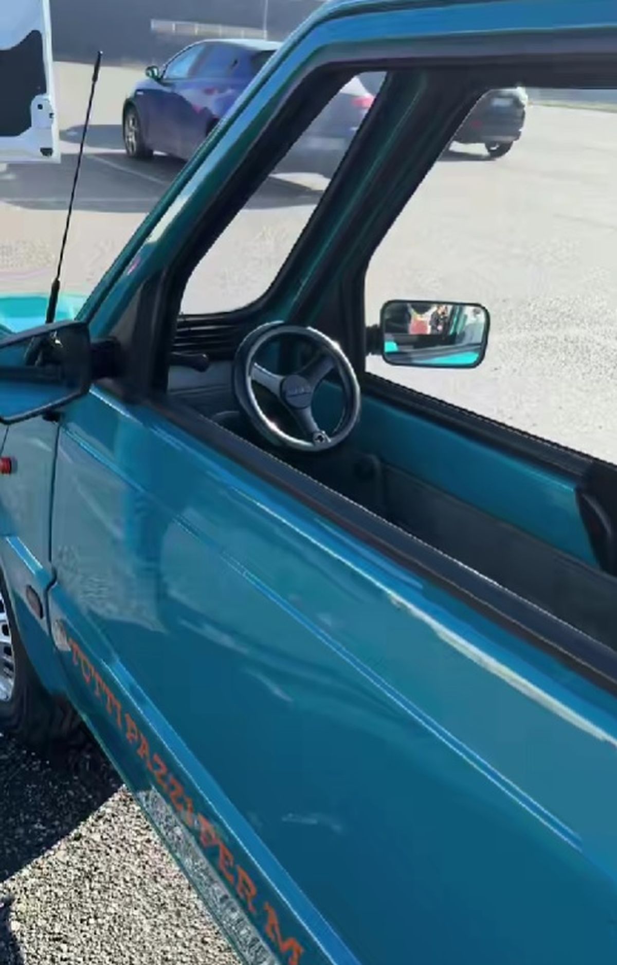 Este Fiat parece generado por inteligencia artificial.