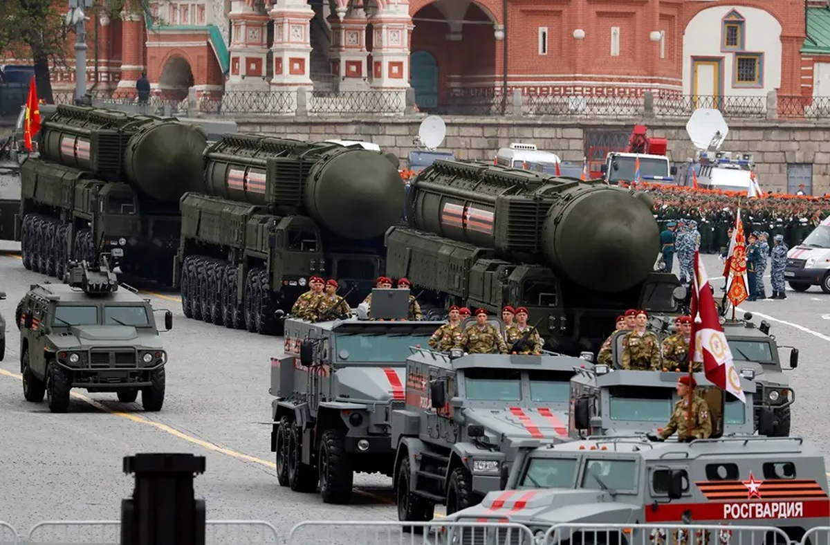 Misiles estratégicos rusos de nueva generación Yars saliendo de la Plaza Roja. Crédito: EFE/EPA/Sergei Chirikov. Misiles estratégicos rusos de nueva generación Yars saliendo de la Plaza Roja. Crédito: EFE/EPA/Sergei Chirikov.