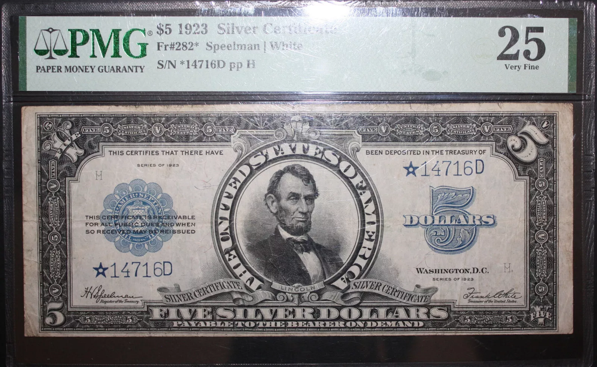 Este billete de 5 dólares tiene certificación de plata. Este billete de 5 dólares tiene certificación de plata.