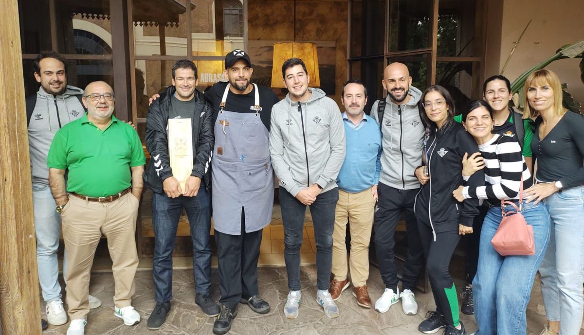 Integrantes de la delegación del Betis visitaron la bodega Los Toneles