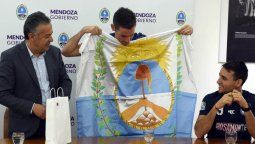 Abanderados: Cornejo distinguió a los mendocinos campeones del mundo