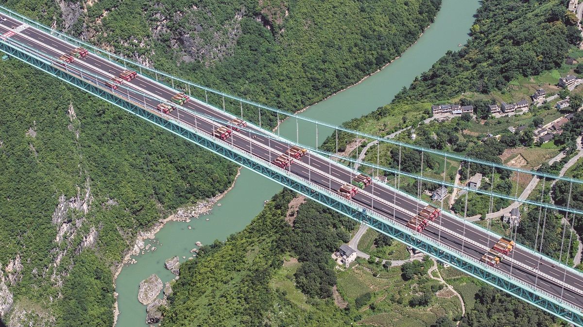 El puente del Gran Cañón de Huajiang se alza a 625 metros de altura sobre el río Beipan, en la provincia de Guizhou. LIU XU / XINHUA