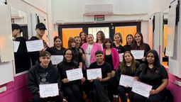 (en el centro) Erica Gómez, directora de Academia Amelie junto a Gabriela Alé, directora Ejecutiva de Fundación Grupo América acompañando la alegría de los nuevos becarios 2026. (en el centro) Erica Gómez, directora de Academia Amelie junto a Gabriela Alé, directora Ejecutiva de Fundación Grupo América acompañando la alegría de los nuevos becarios 2026.