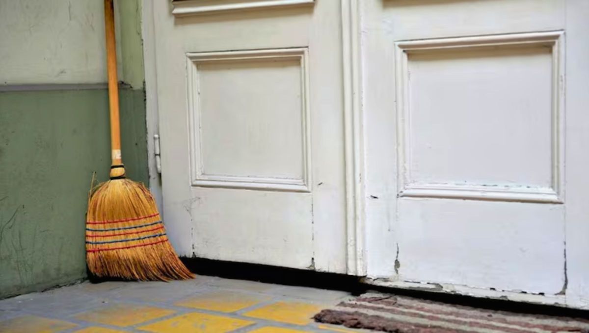 El secreto de las abuelas: para qué sirve poner la escoba detrás de la puerta
