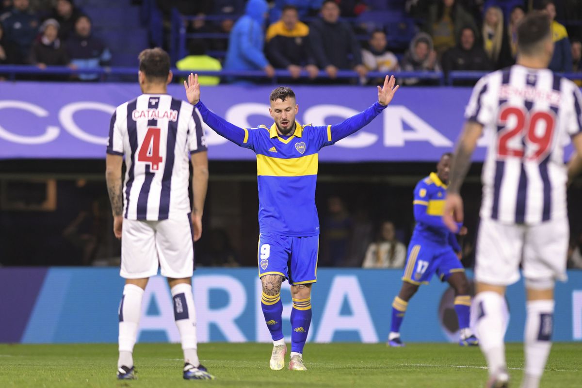 Darío Benedetto volvió a desperdiciar un penal, pero después Boca logró un triunfo necesario ante Talleres